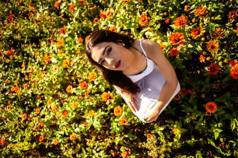 debutante  de vetido branco  na flore de cima para baixo'