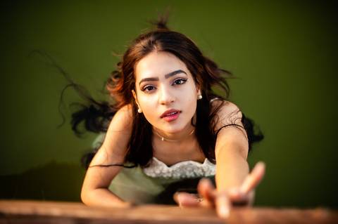 debutante na agua  de vestido branco  subindo '