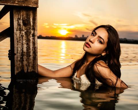 debutante  modelando com macaquinho branco '