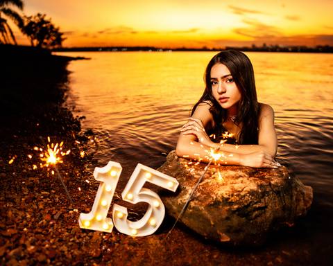 debutante  modelando com macaquinho branco  com os 15 de led '