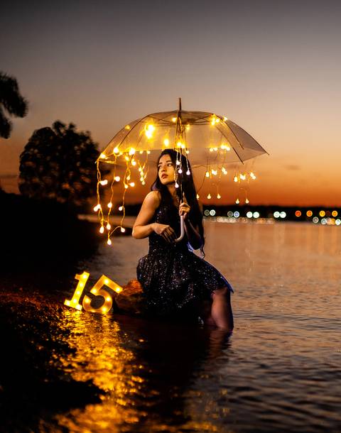 debutante  com  quarda chuva  e luzes de led '