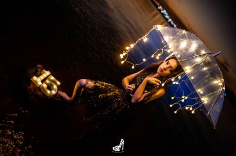 debutante  com  quarda chuva  e luzes de led '