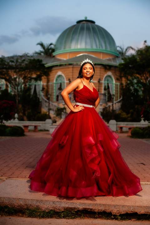 ensaio  fotografico de 15 anos villa Giardinni  - vestido  vermelho - debutante no Villa Giardini'