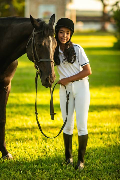 ensaio externo  de 15 anos - ensaio fotográfico -  fotografia debutante no gramado   - cavalo '