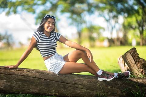 ensaio externo  de 15 anos - ensaio fotográfico -  fotografia debutante no gramado   - cavalo '