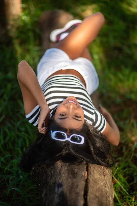 ensaio externo  de 15 anos - ensaio fotográfico -  fotografia debutante no gramado   - cavalo '