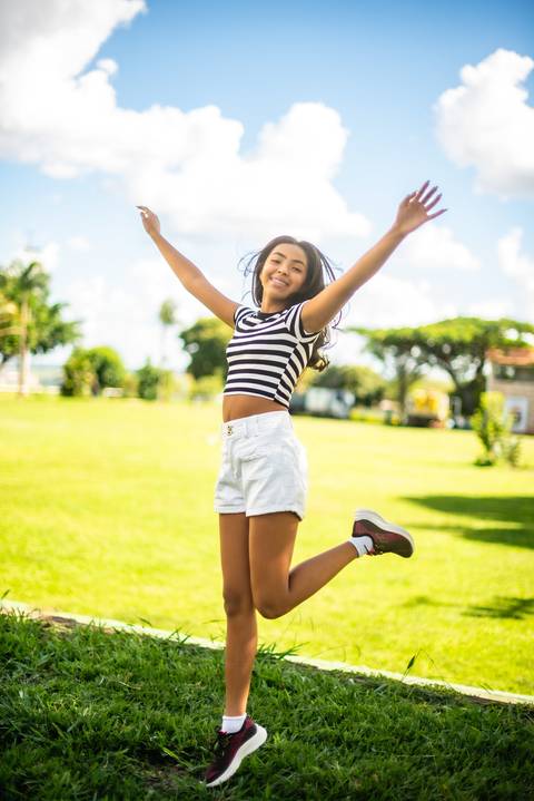 ensaio externo  de 15 anos - ensaio fotográfico -  fotografia debutante no gramado   - cavalo '