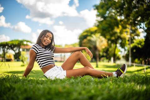 ensaio externo  de 15 anos - ensaio fotográfico -  fotografia debutante no gramado   - cavalo '