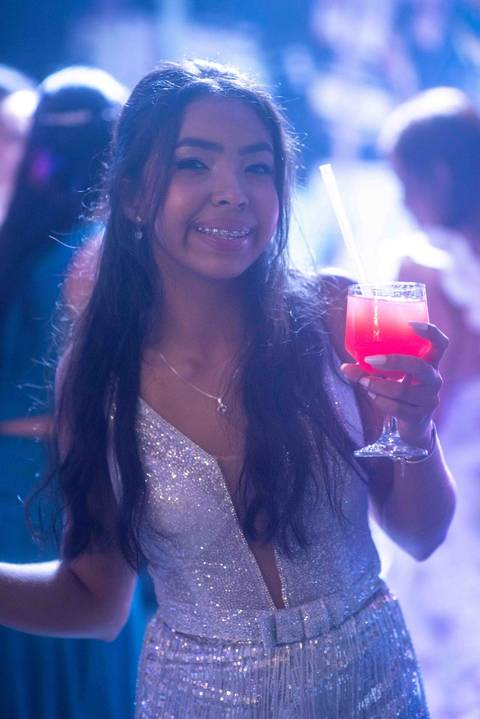 Festa de 15 anos - espaço hadassa  - balada  15 anos -  debutante com copo de bebida '