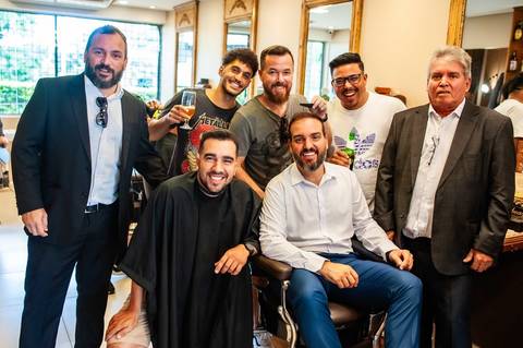 amigo juntos  posando na babearia '