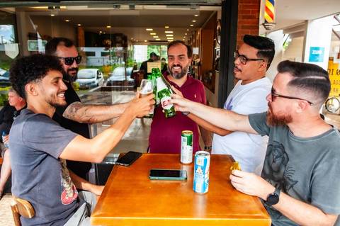 amigo  tomando cerveja '