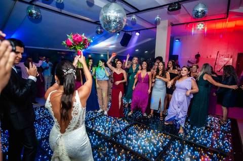 noiva dançando com o buque '