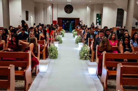 igreja com pessoas '
