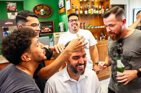 amigo com gracinha com o cabelo '