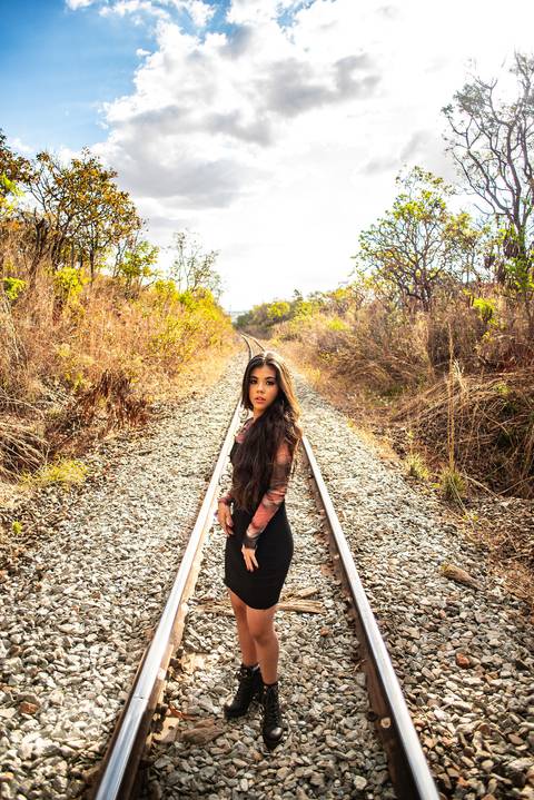 debutante no trilho de trem '