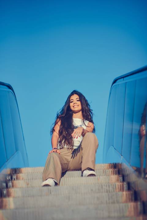 debutante na escada rolante fundo  AZUL'