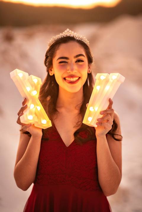 15 ANOS DEBUTANTE  DUNAs DE Areia com vertido vermelho fim do dia'