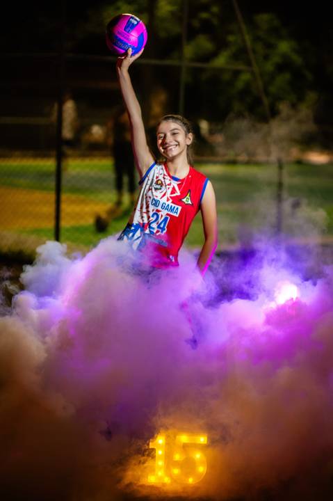 debutante com fumaça jogando volei'