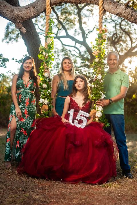 15 anos Maria clara - 15 anos  com vertido vermelho - princesa com balanço  - eminda dom bosco  - - familia '