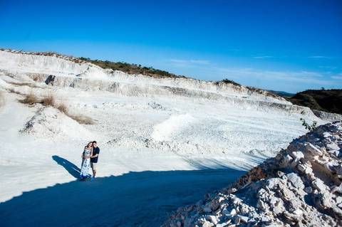 dunas de areia - ensaio de casal  - ensaio com vestido florido azul e noivo com  camisa azul  '