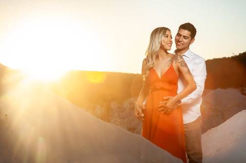 ensaio casal dunas  casal de vermelho  por do sol '