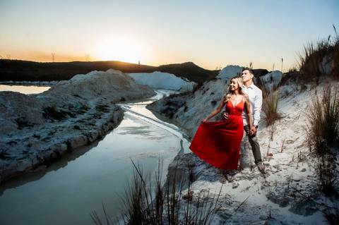 ensaio casdunas de areia - ensaio de casal  al dunas  casal de vermelho  por do sol '