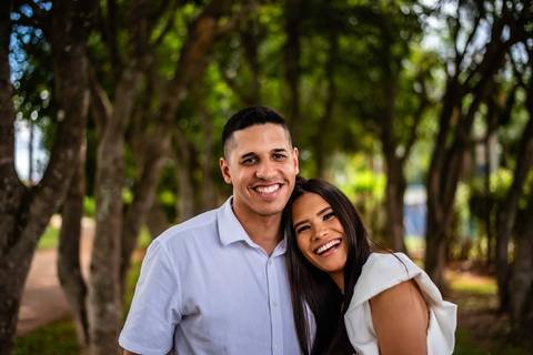 pre-wedding - noivado - namoro -casal  feliz - ensaio de casal - casa e branco '