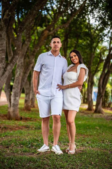 pre-wedding - noivado - namoro -casal  feliz - ensaio de casal - casa e branco '
