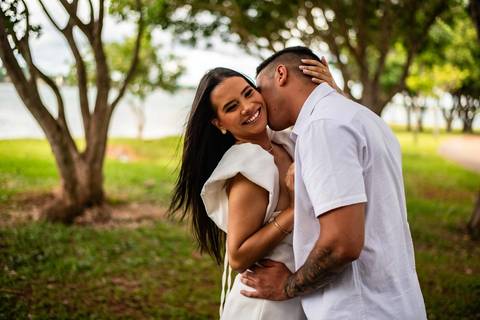 pre-wedding - noivado - namoro -casal  feliz - ensaio de casal - casa e branco '