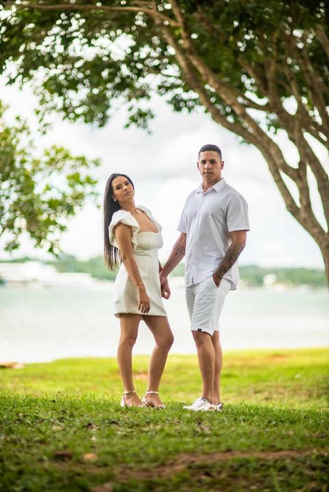 pre-wedding - noivado - namoro -casal  feliz - ensaio de casal - casa e branco '