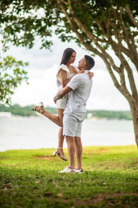 pre-wedding - noivado - namoro -casal  feliz - ensaio de casal - casa e branco '