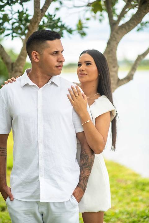 pre-wedding - noivado - namoro -casal  feliz - ensaio de casal - casa e branco '