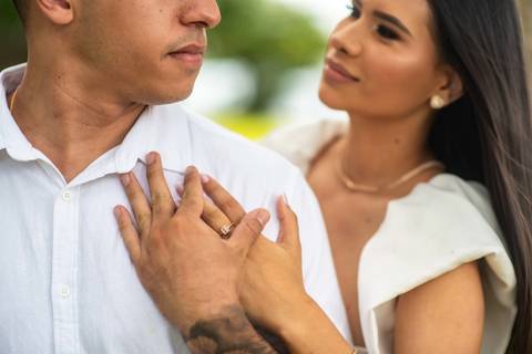 pre-wedding - noivado - namoro -casal  feliz - ensaio de casal - casa e branco '