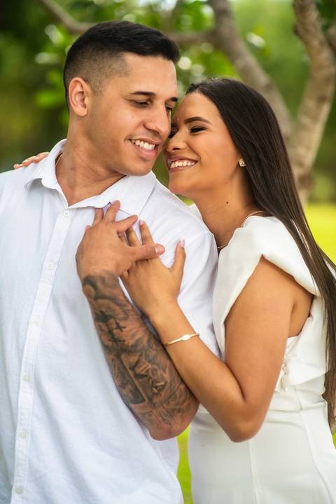 pre-wedding - noivado - namoro -casal  feliz - ensaio de casal - casa e branco '