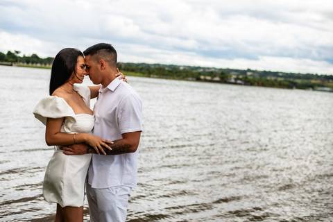 pre-wedding - noivado - namoro -casal  feliz - ensaio de casal - casa e branco '
