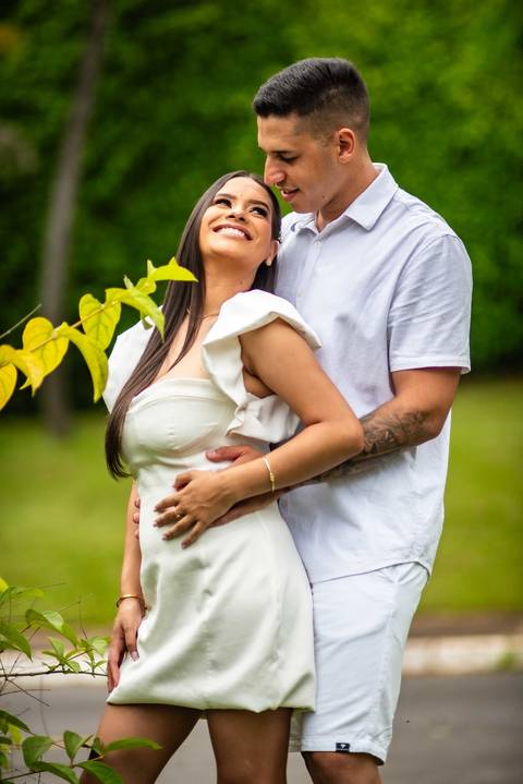 pre-wedding - noivado - namoro -casal  feliz - ensaio de casal - casa e branco '