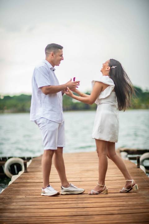 pre-wedding - noivado - namoro -casal  feliz - ensaio de casal - casa e branco '