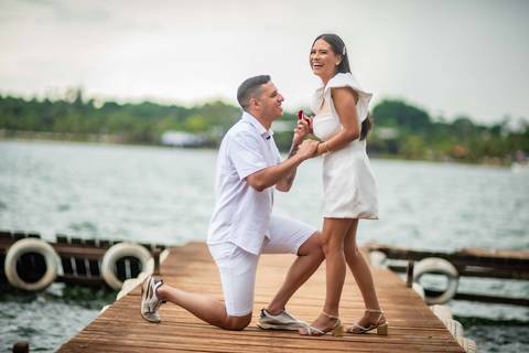 pre-wedding - noivado - namoro -casal  feliz - ensaio de casal - casa e branco '
