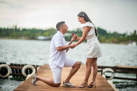 pre-wedding - noivado - namoro -casal  feliz - ensaio de casal - casa e branco '