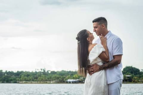 pre-wedding - noivado - namoro -casal  feliz - ensaio de casal - casa e branco  na beira do lago'