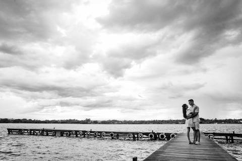 pre-wedding - noivado - namoro -casal  feliz - ensaio de casal - casa e branco  na beira do lago'