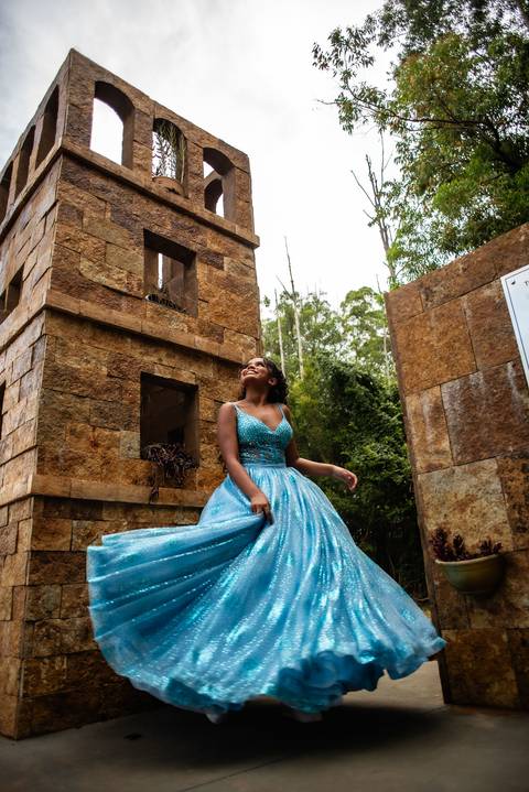 ensaio de princesa  com vestido azul  no jardim botânico'