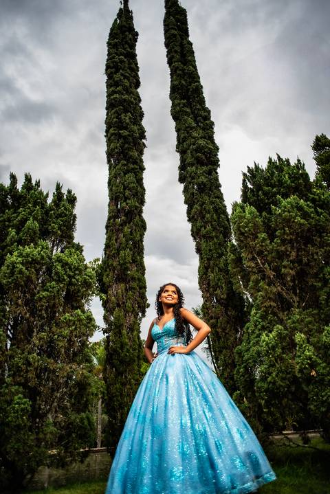 ensaio de princesa  com vestido azul  no jardim botânico '