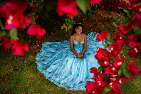 ensaio de princesa  com vestido azul  no jardim botânico'