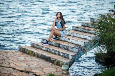 com jardineira  azul- mini pier  -  ensaio de 15 anos - debutante - pninsula dos ministro'