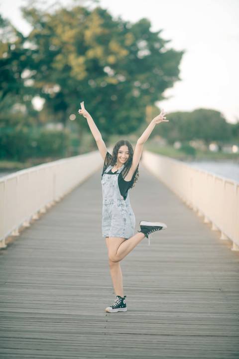 com jardineira  azul- mini pier  -  ensaio de 15 anos - debutante - '