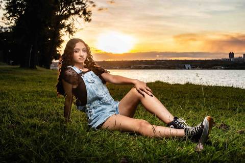 com jardineira  azul-   -  ensaio de 15 anos - debutante - por do sol   '