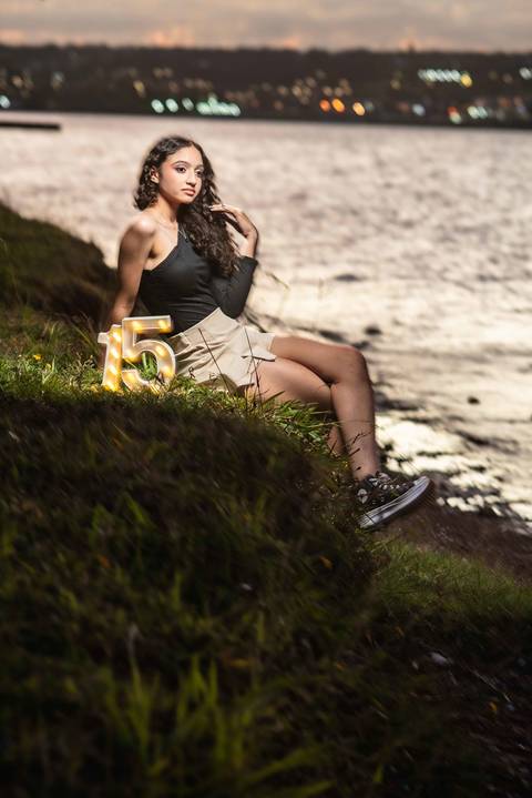 com jardineira  azul-   -  ensaio de 15 anos - debutante - por do sol '