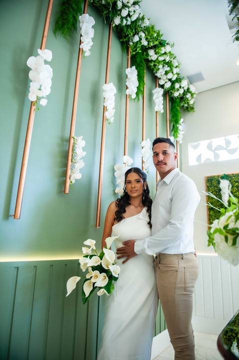 casamento  civil  casal de branco '