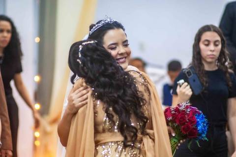 abraço de sogra do nora em casamento '